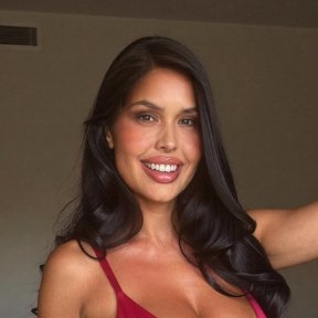 Ximena, 38, a dark-haired Mexican woman